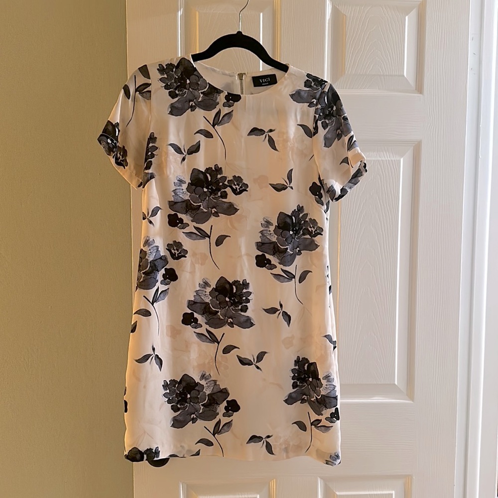 Vici Small floral dress. 100% polyester with lining.